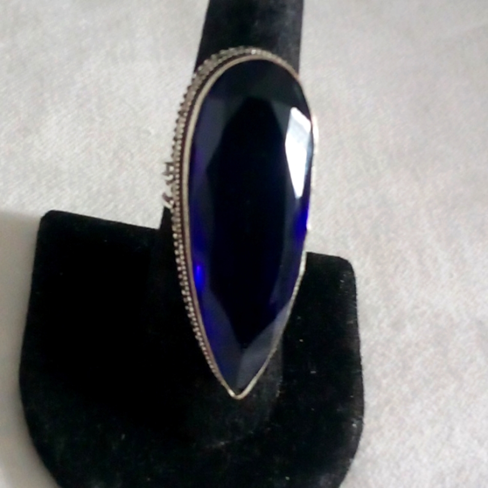 Gorgeous sapphire cocktail ring Size 6.75